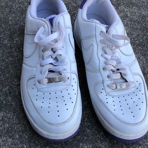 Womens leather Nike Air Force 1, in excellent condition asking $60